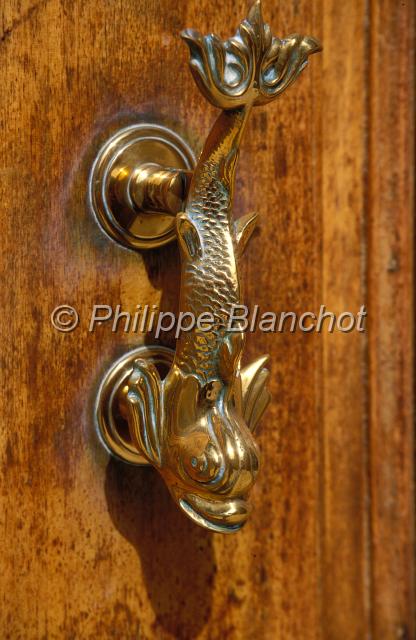 malte 31.JPG - Heurtoir d'une porte d'habitation représentant un dauphin (animal le plus représenté)MdinaMalte